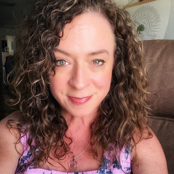 Meet your Posher, Lori - Picture 1 of 2